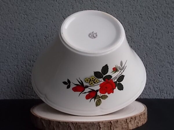 Plat couvert "Carmen", en faïence Blanche, à motif floral et liseré en dorure. De la faïencerie Moulin des Loups Orchies France