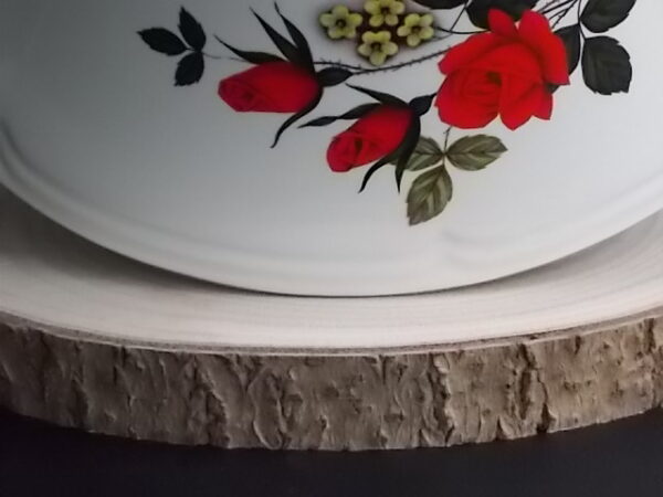 Plat couvert "Carmen", en faïence Blanche, à motif floral et liseré en dorure. De la faïencerie Moulin des Loups Orchies France
