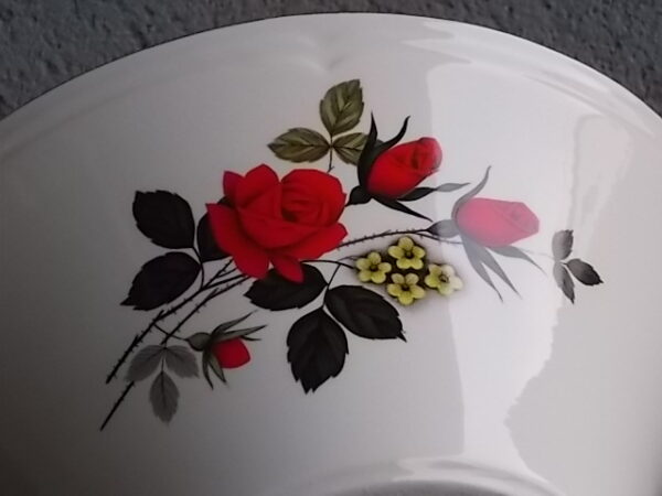 Plat couvert "Carmen", en faïence Blanche, à motif floral et liseré en dorure. De la faïencerie Moulin des Loups Orchies France