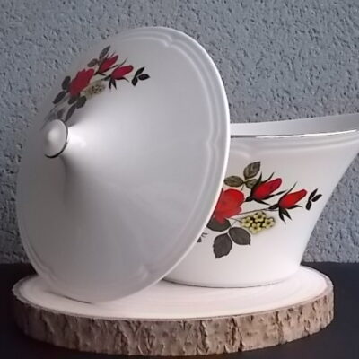 Plat couvert "Carmen", en faïence Blanche, à motif floral et liseré en dorure. De la faïencerie Moulin des Loups Orchies France