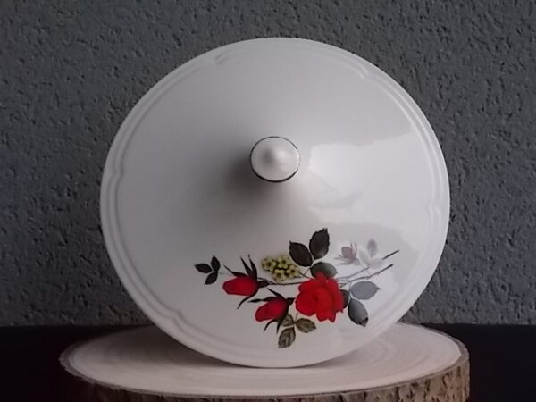 Plat couvert "Carmen", en faïence Blanche, à motif floral et liseré en dorure. De la faïencerie Moulin des Loups Orchies France