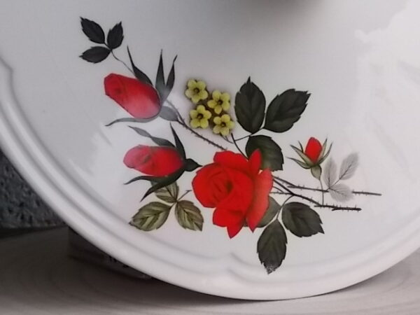 Plat couvert "Carmen", en faïence Blanche, à motif floral et liseré en dorure. De la faïencerie Moulin des Loups Orchies France