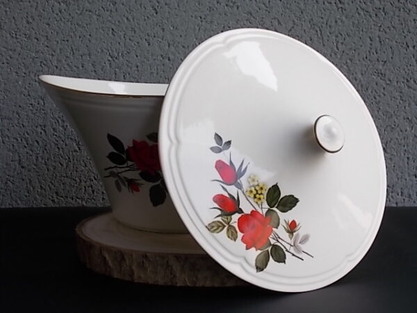 Plat couvert "Carmen", en faïence Blanche, à motif floral et liseré en dorure. De la faïencerie Moulin des Loups Orchies France