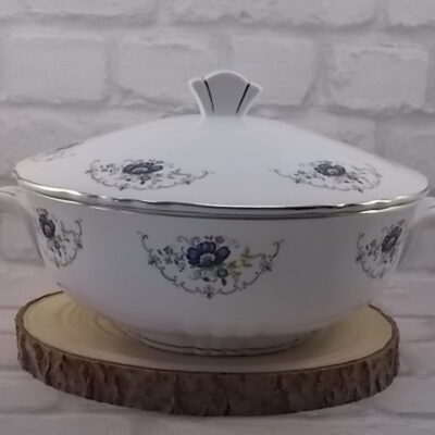 Plat couvert sur socle "Chaillot", en faïence Blanche avec base plissé 3 plis . Décors floral et liseré en dorure. De la faïencerie Moulin des Loups Orchies