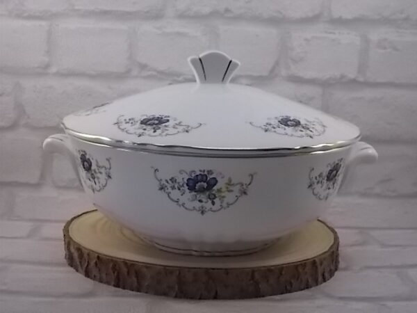 Plat couvert sur socle "Chaillot", en faïence Blanche avec base plissé 3 plis . Décors floral et liseré en dorure. De la faïencerie Moulin des Loups Orchies