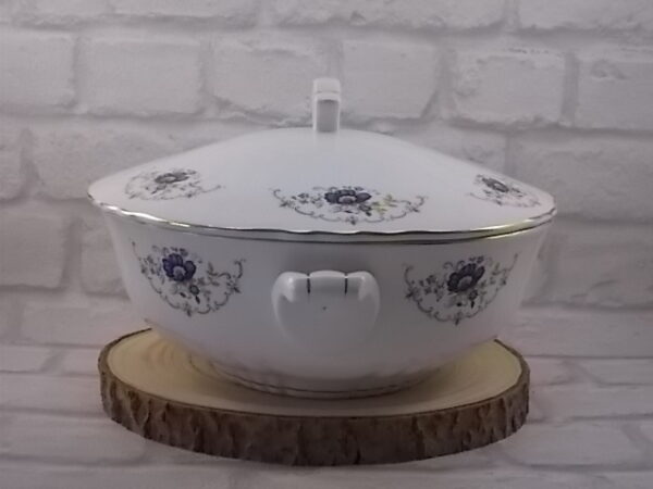 Plat couvert sur socle "Chaillot", en faïence Blanche avec base plissé 3 plis . Décors floral et liseré en dorure. De la faïencerie Moulin des Loups Orchies