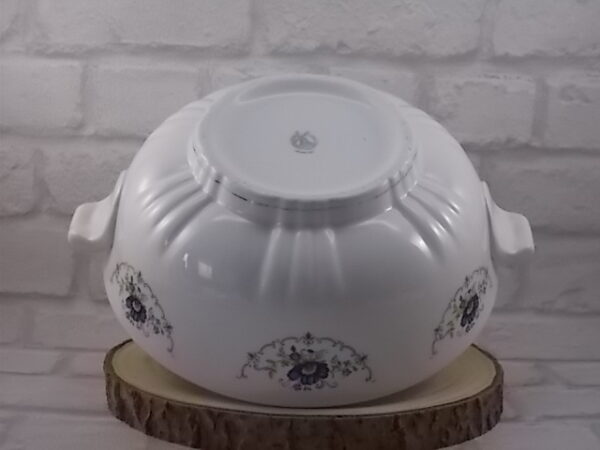Plat couvert sur socle "Chaillot", en faïence Blanche avec base plissé 3 plis . Décors floral et liseré en dorure. De la faïencerie Moulin des Loups Orchies