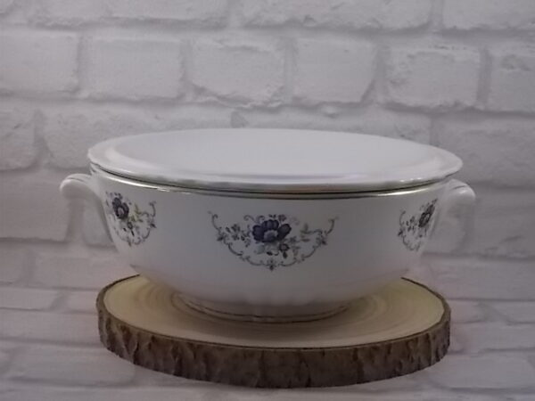 Plat couvert sur socle "Chaillot", en faïence Blanche avec base plissé 3 plis . Décors floral et liseré en dorure. De la faïencerie Moulin des Loups Orchies