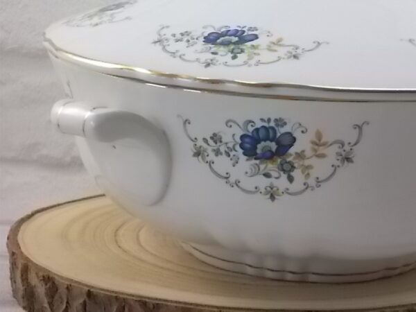 Plat couvert sur socle "Chaillot", en faïence Blanche avec base plissé 3 plis . Décors floral et liseré en dorure. De la faïencerie Moulin des Loups Orchies