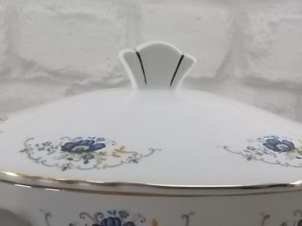 Plat couvert sur socle "Chaillot", en faïence Blanche avec base plissé 3 plis . Décors floral et liseré en dorure. De la faïencerie Moulin des Loups Orchies
