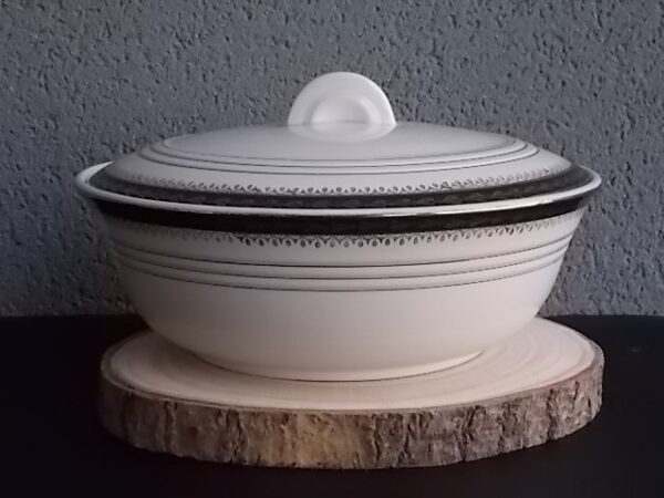 Plat couvert en semi - porcelaine Blanche à décors de frise Vert Emeraude à motif Epis de Mais en dorure. De la faïencerie Céranord