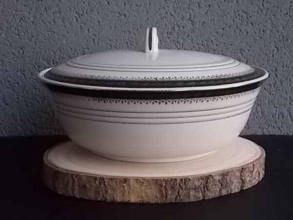 Plat couvert en semi - porcelaine Blanche à décors de frise Vert Emeraude à motif Epis de Mais en dorure. De la faïencerie Céranord