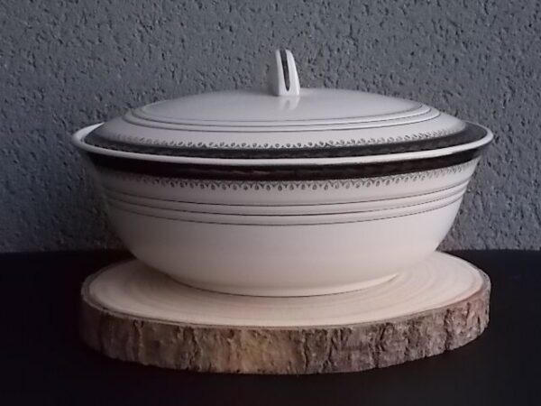 Plat couvert en semi - porcelaine Blanche à décors de frise Vert Emeraude à motif Epis de Mais en dorure. De la faïencerie Céranord