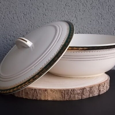 Plat couvert en semi - porcelaine Blanche à décors de frise Vert Emeraude à motif Epis de Mais en dorure. De la faïencerie Céranord