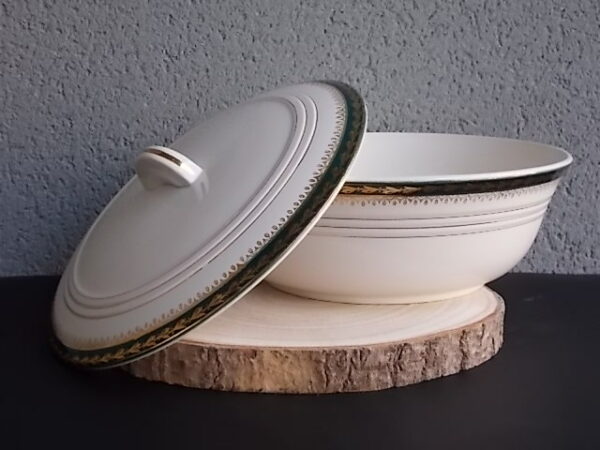 Plat couvert en semi - porcelaine Blanche à décors de frise Vert Emeraude à motif Epis de Mais en dorure. De la faïencerie Céranord