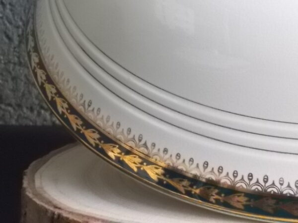 Plat couvert en semi - porcelaine Blanche à décors de frise Vert Emeraude à motif Epis de Mais en dorure. De la faïencerie Céranord