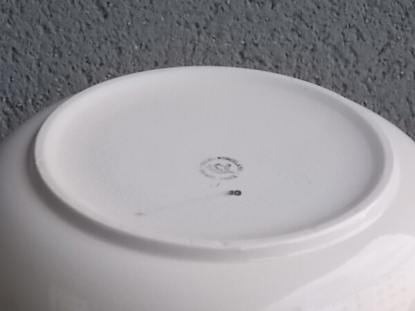 Plat couvert en semi - porcelaine Blanche à décors de frise Vert Emeraude à motif Epis de Mais en dorure. De la faïencerie Céranord