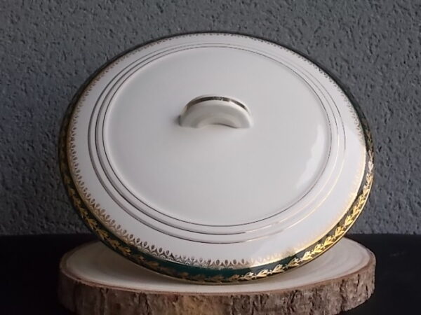 Plat couvert en semi - porcelaine Blanche à décors de frise Vert Emeraude à motif Epis de Mais en dorure. De la faïencerie Céranord