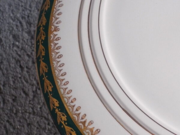 Plat couvert en semi - porcelaine Blanche à décors de frise Vert Emeraude à motif Epis de Mais en dorure. De la faïencerie Céranord