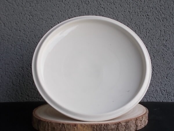 Plat couvert en semi - porcelaine Blanche à décors de frise Vert Emeraude à motif Epis de Mais en dorure. De la faïencerie Céranord