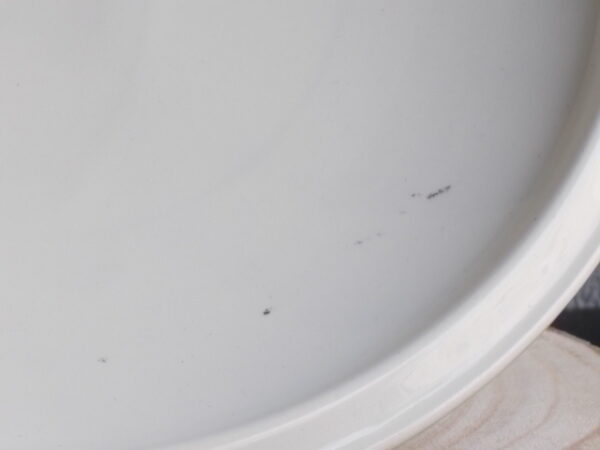 Plat couvert en semi - porcelaine Blanche à décors de frise Vert Emeraude à motif Epis de Mais en dorure. De la faïencerie Céranord