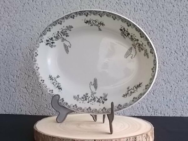 Plat creux "Modern Style", en Terre de Fer Blanche, à motif fleurie Gris. De la Faïencerie Sté Anonyme St Amand & Hamage