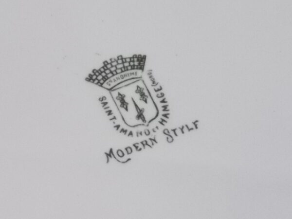 Plat creux "Modern Style", en Terre de Fer Blanche, à motif fleurie Gris. De la Faïencerie Sté Anonyme St Amand & Hamage