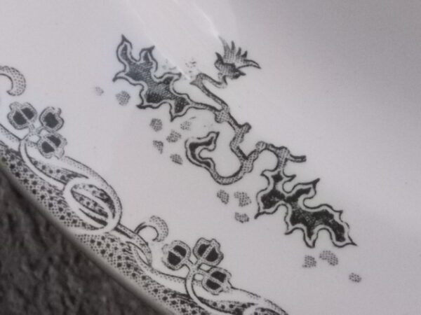 Plat creux "Modern Style", en Terre de Fer Blanche, à motif fleurie Gris. De la Faïencerie Sté Anonyme St Amand & Hamage
