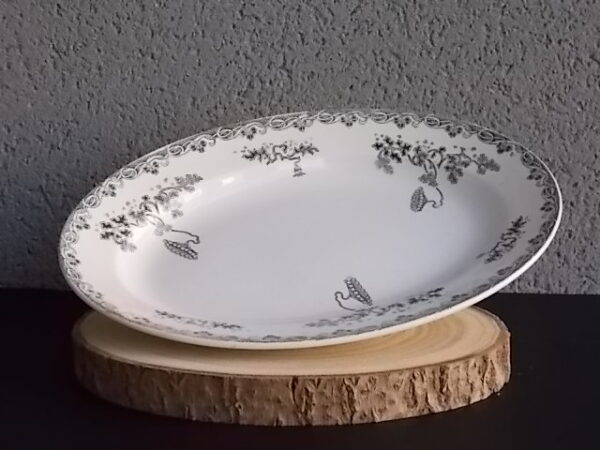 Plat creux "Modern Style", en Terre de Fer Blanche, à motif fleurie Gris. De la Faïencerie Sté Anonyme St Amand & Hamage