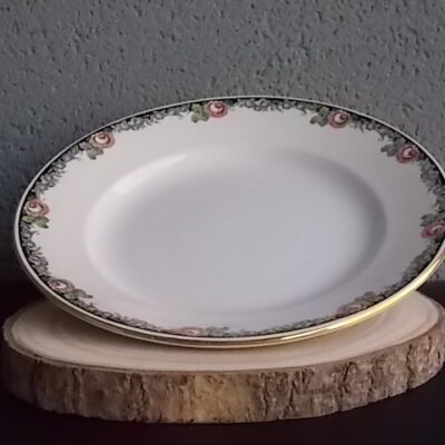 Plat creux rond "3984", en faience Blanche. Motif floral de fleurs Rose et Bleu alternée et feuillage Vert sur fond Noir. Liseré en dorure sur bordure. De la faïencerie de Sarreguemines France.