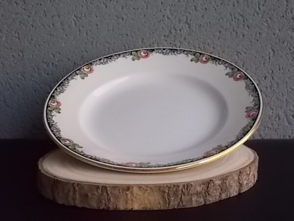 Plat creux rond "3984", en faience Blanche. Motif floral de fleurs Rose et Bleu alternée et feuillage Vert sur fond Noir. Liseré en dorure sur bordure. De la faïencerie de Sarreguemines France.