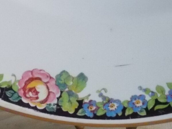 Plat creux rond "3984", en faience Blanche. Motif floral de fleurs Rose et Bleu alternée et feuillage Vert sur fond Noir. Liseré en dorure sur bordure. De la faïencerie de Sarreguemines France.