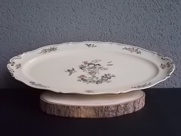 Plat de présentation en porcelaine Ivoire, à motif floral et dorure. De l' Ancienne Fabrique Royale Limoges France