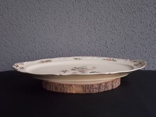Plat de présentation en porcelaine Ivoire, à motif floral et dorure. De l' Ancienne Fabrique Royale Limoges France