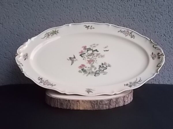 Plat de présentation en porcelaine Ivoire, à motif floral et dorure. De l' Ancienne Fabrique Royale Limoges France