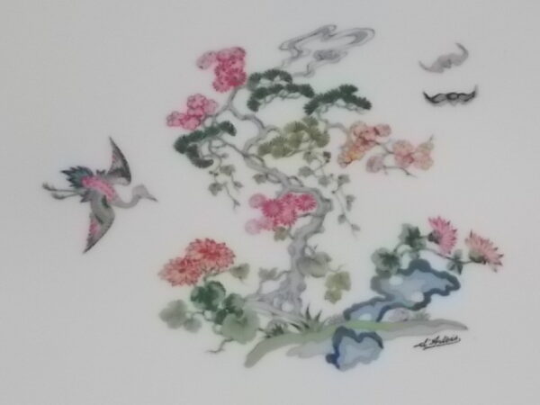 Plat de présentation en porcelaine Ivoire, à motif floral et dorure. De l' Ancienne Fabrique Royale Limoges France