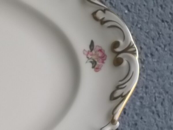 Plat de présentation en porcelaine Ivoire, à motif floral et dorure. De l' Ancienne Fabrique Royale Limoges France