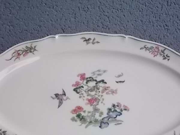 Plat de présentation en porcelaine Ivoire, à motif floral et dorure. De l' Ancienne Fabrique Royale Limoges France