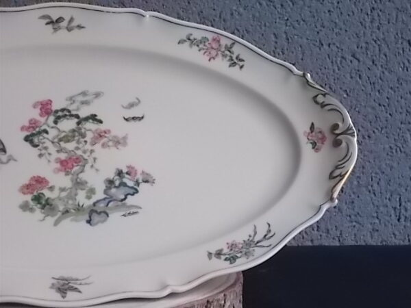 Plat de présentation en porcelaine Ivoire, à motif floral et dorure. De l' Ancienne Fabrique Royale Limoges France