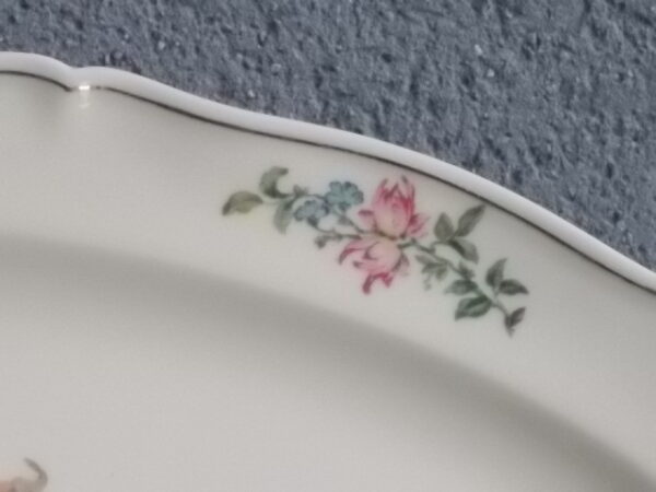 Plat de présentation en porcelaine Ivoire, à motif floral et dorure. De l' Ancienne Fabrique Royale Limoges France