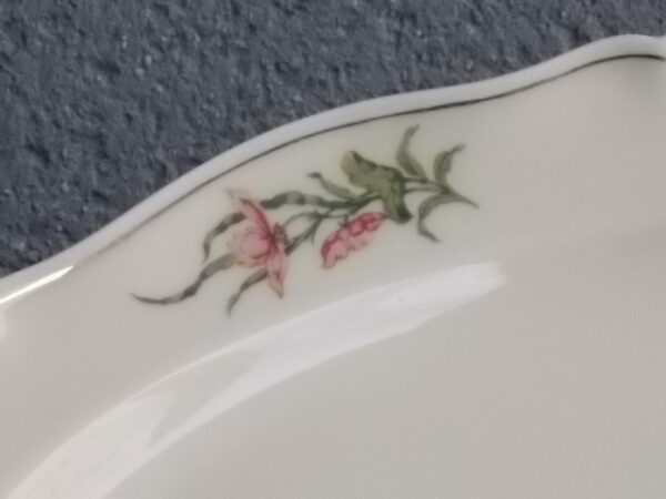 Plat de présentation en porcelaine Ivoire, à motif floral et dorure. De l' Ancienne Fabrique Royale Limoges France