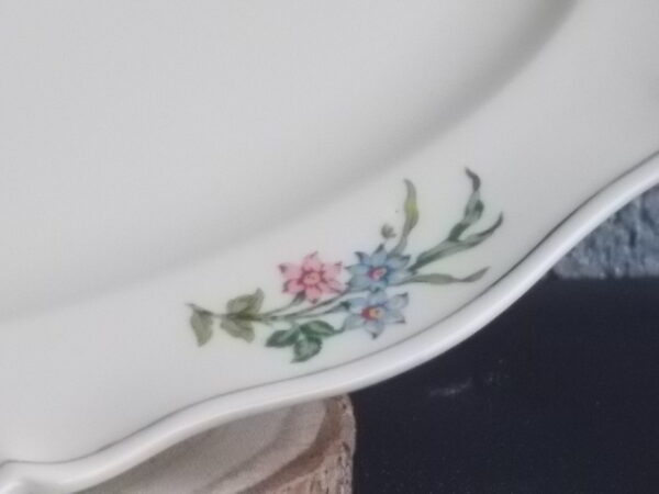 Plat de présentation en porcelaine Ivoire, à motif floral et dorure. De l' Ancienne Fabrique Royale Limoges France