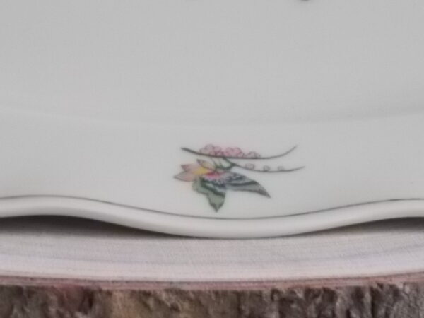 Plat de présentation en porcelaine Ivoire, à motif floral et dorure. De l' Ancienne Fabrique Royale Limoges France