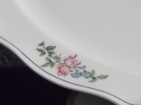 Plat de présentation en porcelaine Ivoire, à motif floral et dorure. De l' Ancienne Fabrique Royale Limoges France