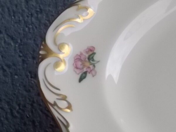 Plat de présentation en porcelaine Ivoire, à motif floral et dorure. De l' Ancienne Fabrique Royale Limoges France