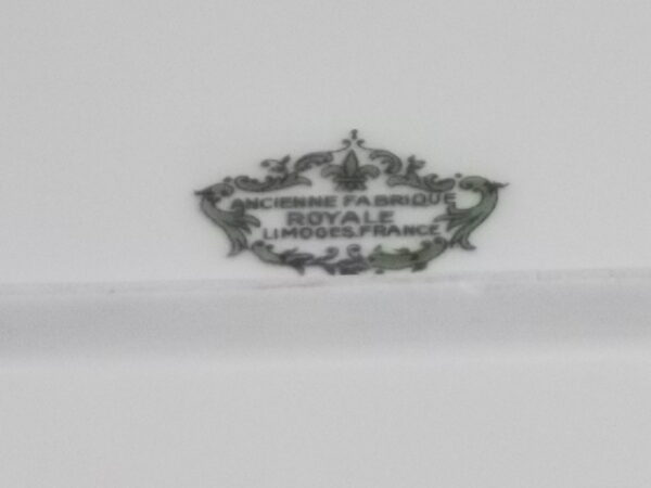 Plat de présentation en porcelaine Ivoire, à motif floral et dorure. De l' Ancienne Fabrique Royale Limoges France