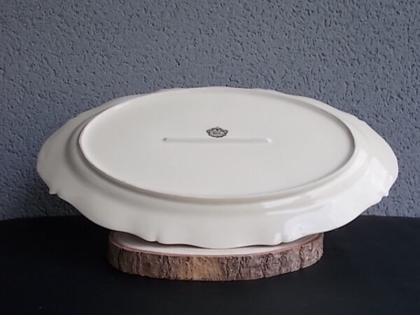 Plat de présentation en porcelaine Ivoire, à motif floral et dorure. De l' Ancienne Fabrique Royale Limoges France