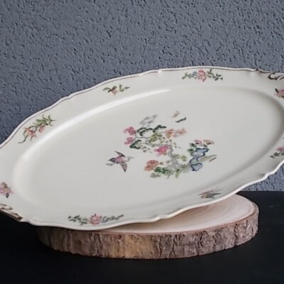 Plat de présentation en porcelaine Ivoire, à motif floral et dorure. De l' Ancienne Fabrique Royale Limoges France