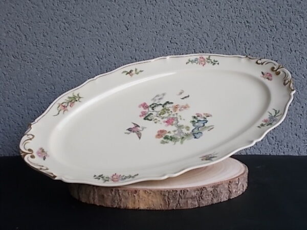 Plat de présentation en porcelaine Ivoire, à motif floral et dorure. De l' Ancienne Fabrique Royale Limoges France
