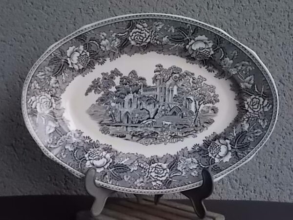 Plat de service 32,5 cm "Paysage", en faïence fine à motif Gris Bleu. Forme Ovale creux N° 20. de la marque Arabia. Made in Finlande.